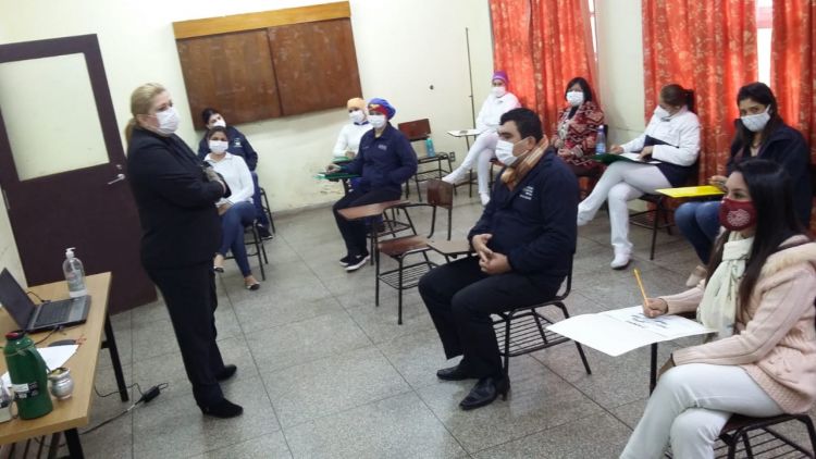 ENFERMEROS Y ENFERMERAS PARTICIPAN DE CHARLAS DE CAPACITACIÓN EN EL HOSPITAL REGIONAL
