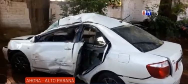 Auto choca contra familia que cenaba ocasionando la muerte de un niño