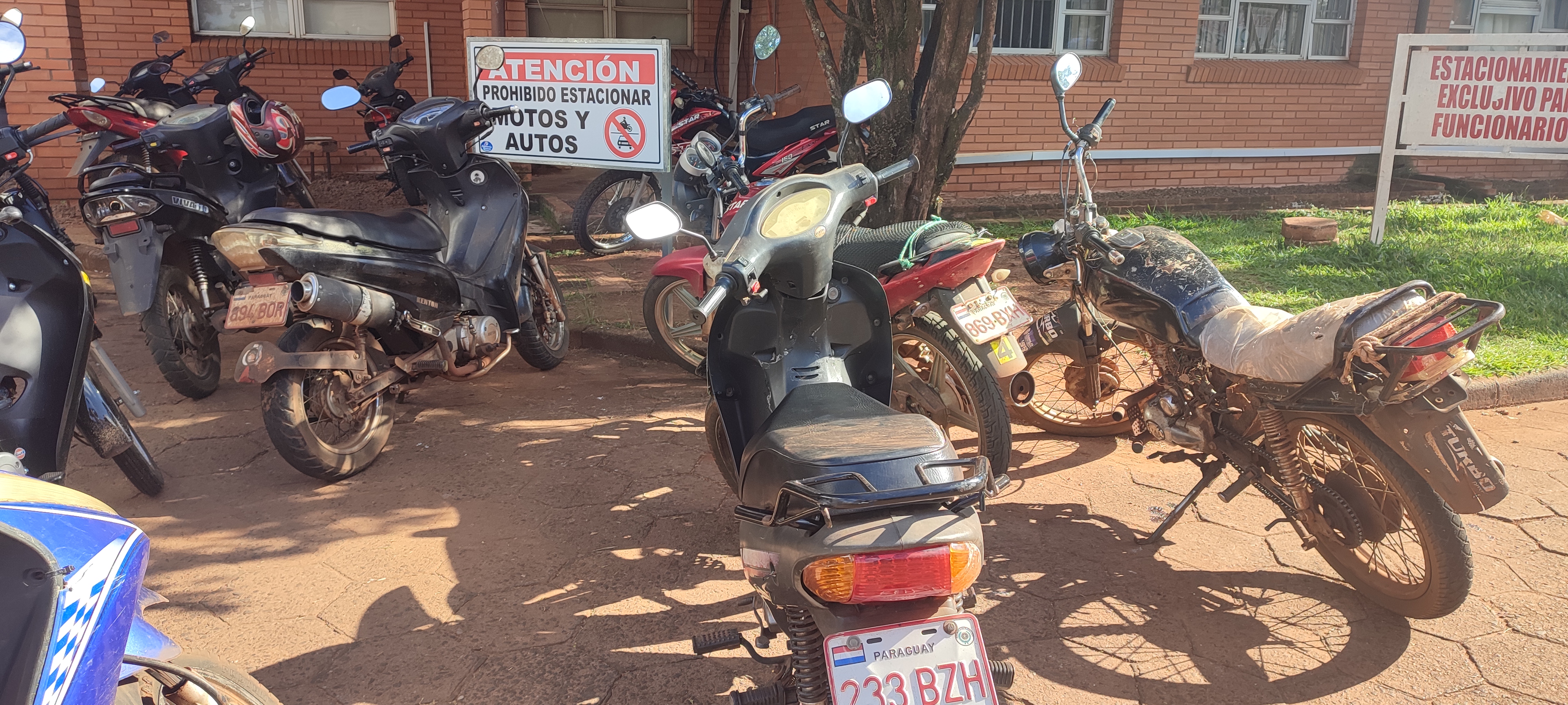 Motociclistas ignoran carteles de "Prohibido estacionar" en el Hospital Regional de PJC