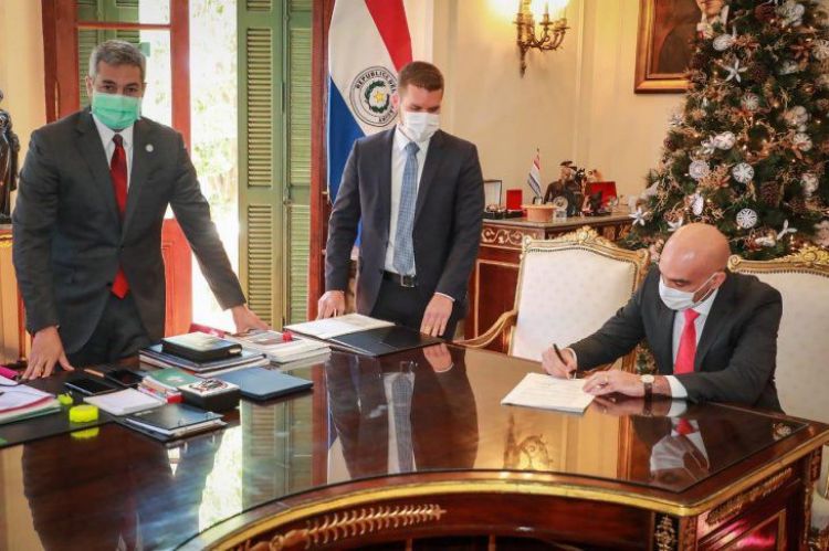 Mario Abdo promulga ley del uso obligatorio de tapabocas y la de compra de vacunas anti-Covid