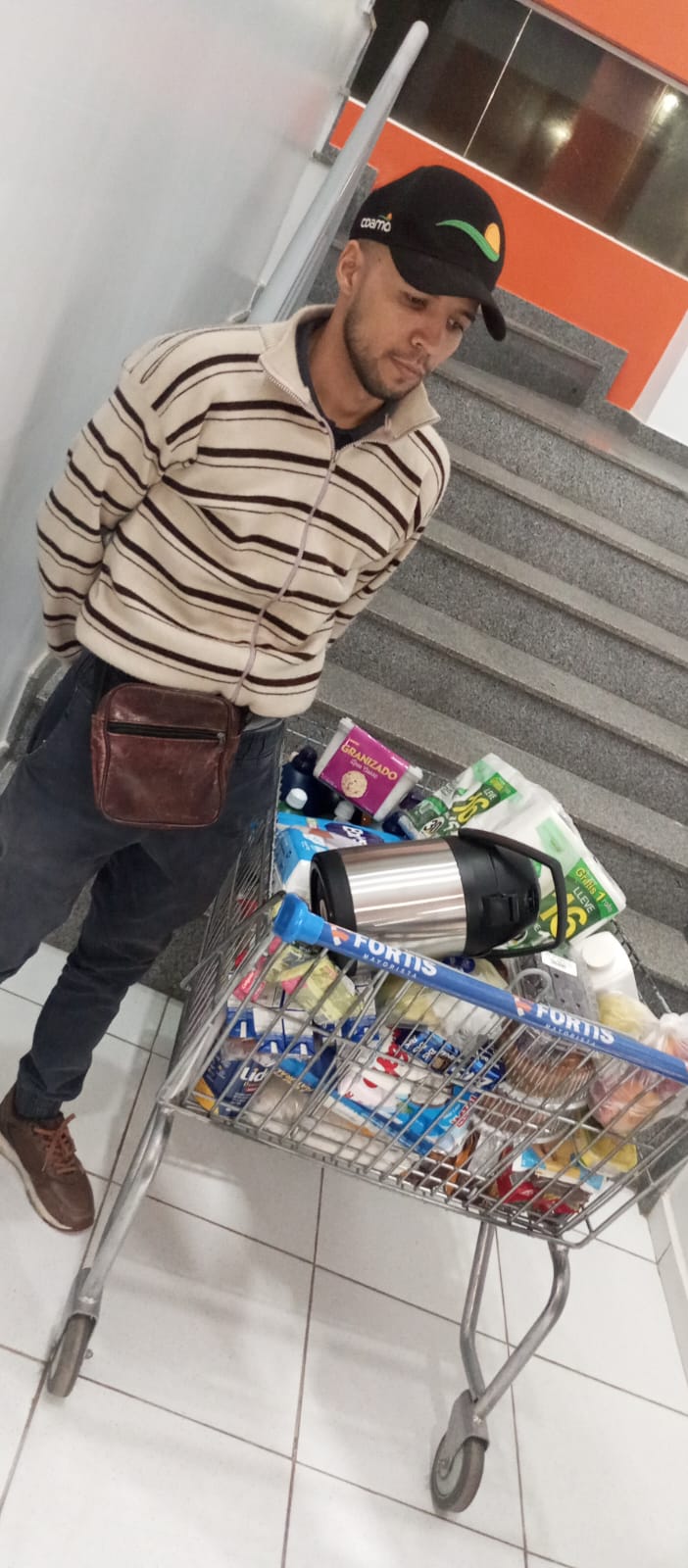 Intentó salir del supermercado sin pagar y fue aprehendido.