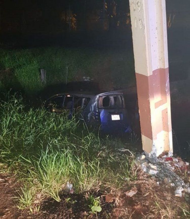 Conductor protagoniza accidente y abandona a su acompañante herida