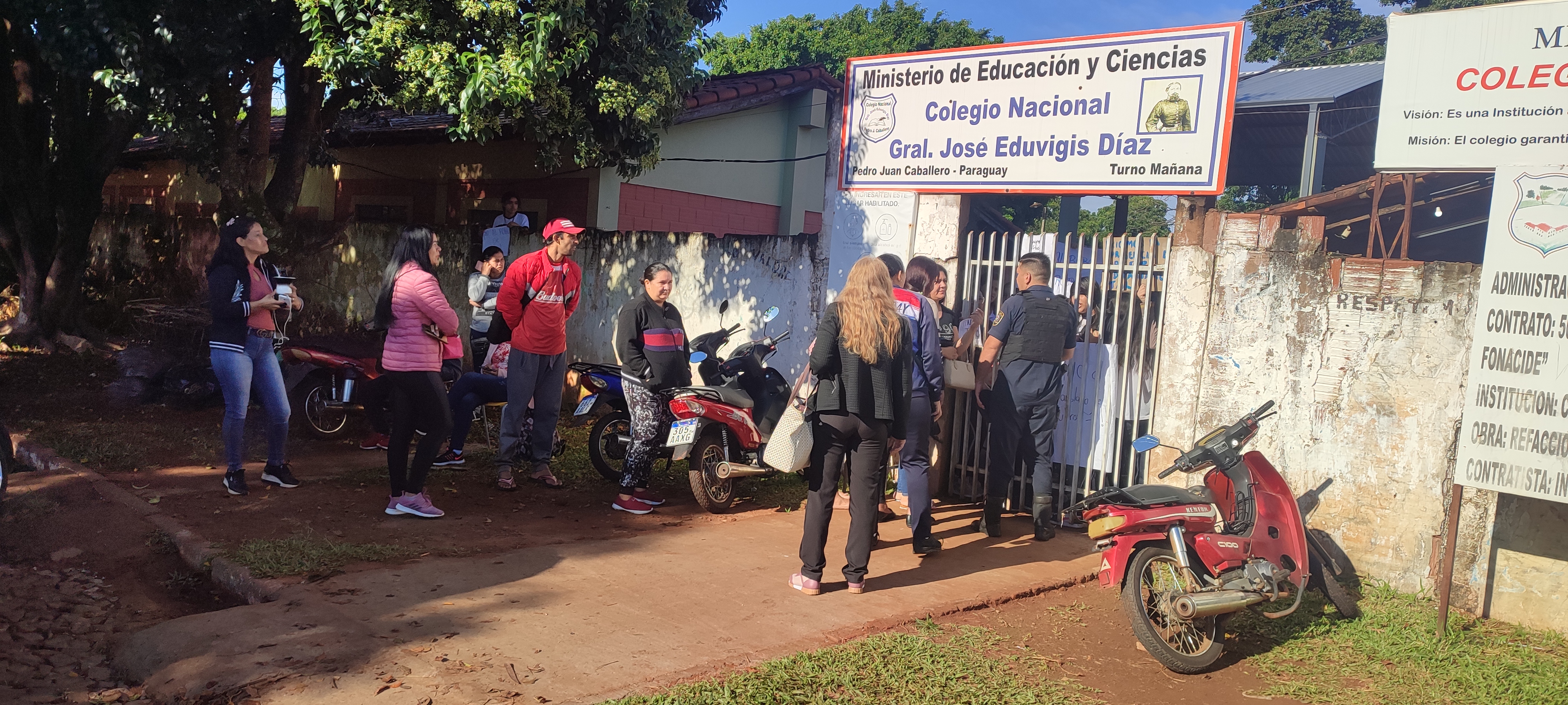 Alumnos toman el Colegio Nacional Gral. José Eduvigis Díaz