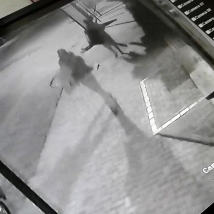 Desconocidos hurtan objetos de una hamburguesería.