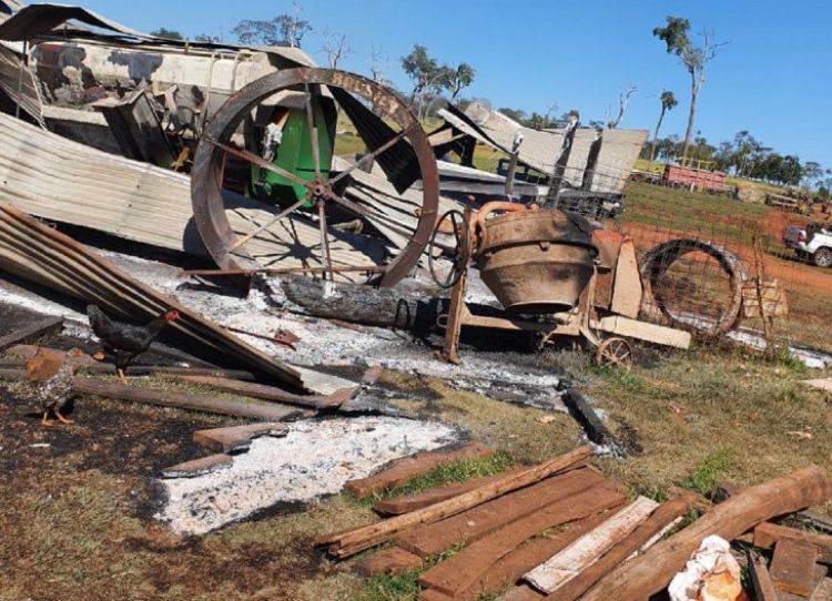 Investigan quema de tractor y máquinas en estancia de Amambay