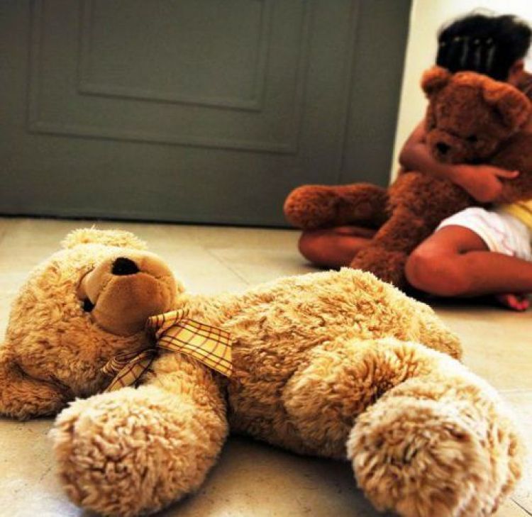 Condenan a 22 años de cárcel a madre que filmaba y repartía video sexual de su hija de seis años