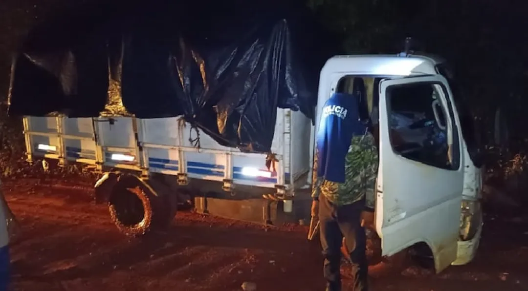 Incautan camión repleto de droga y armas largas en Carayao: hay cinco detenidos