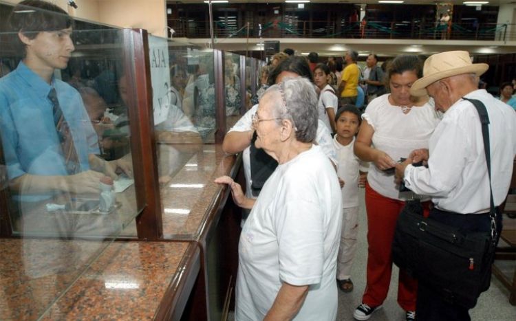 Jubilados piden pago del 100% del aguinaldo a la Caja Fiscal