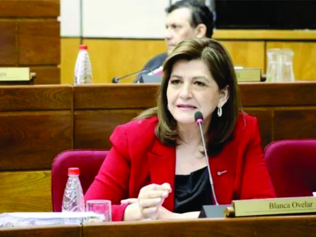 Blanca Ovelar exministra de educación desea implementar políticas anti familias