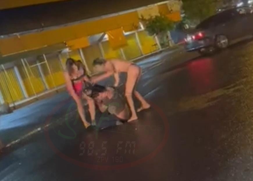 "Escenas impactantes: Violento ataque de travestis a un hombre en la frontera entre Ponta Porã y Pedro Juan Caballero"
