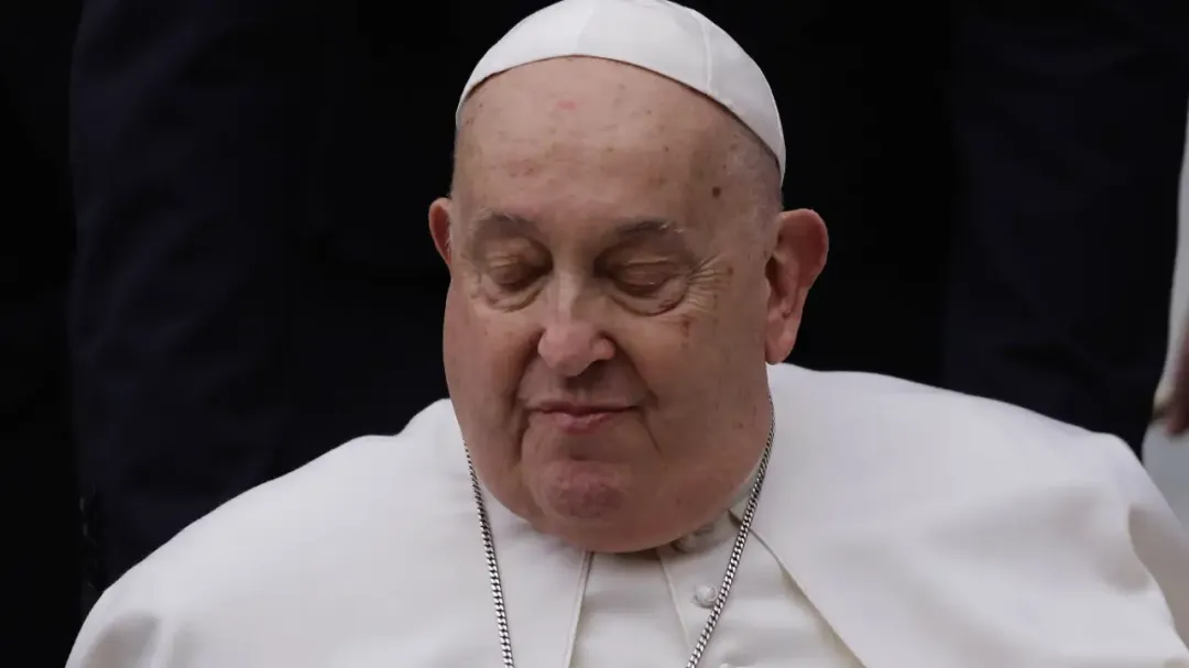 El Vaticano informa que el papa Francisco sigue en estado “crítico”