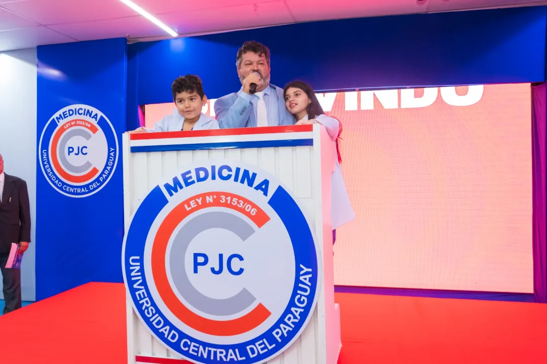 A los futuros médicos, Carlos Bernardo, dice: “Concéntrense en los estudios y serán excelentes profesionales”