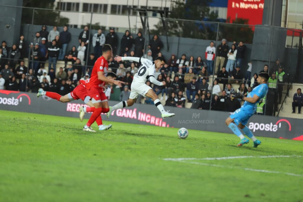 Olimpia venció con ayuda del árbitro.