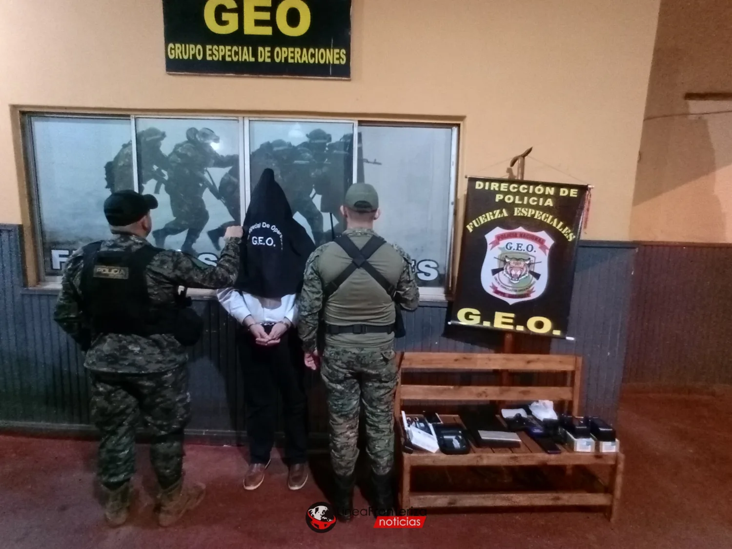 ERA BUSCADO POR LA JUSTICIA Y CAYÓ DURANTE UN CONTROL POLICIAL EN PLENA CALLE
