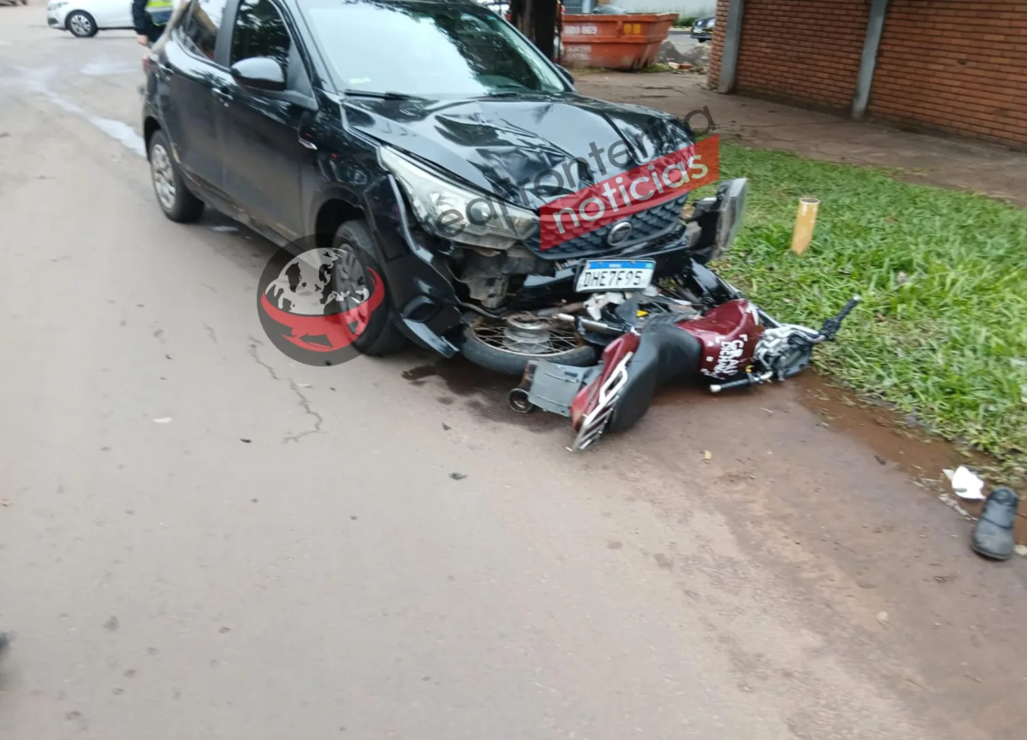 Motociclista provoca accidente, huye y abandona su motocicleta