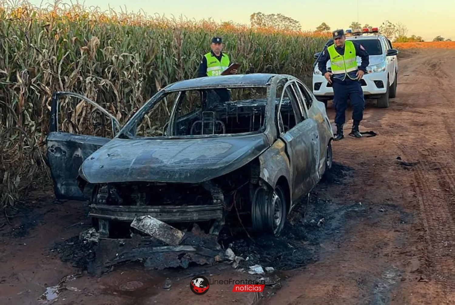 Hallan automóvil totalmente calcinado en Zanja Pytã; presumen que fue utilizado en homicidio ocurrido en Ponta Porã