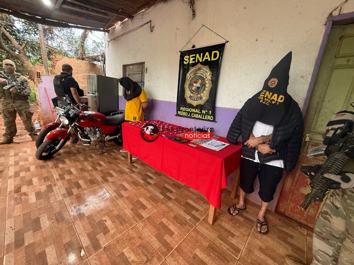 SENAD ALLANÓ UNA VIVIENDA EN GENERAL GENES Y DETUVO A DOS HOMBRES CON 48 DOSIS DE SUPUESTA COCAÍNA